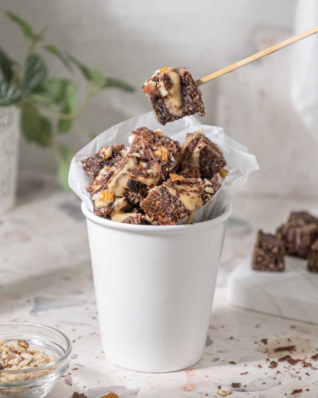 Resep Brownies Rendah Kalori dengan Selai kacang, Topping Dark Chocolate & Almond